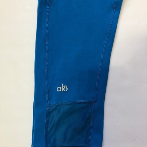 Alo
Blue Glow Capri Leggings Activewear Bottoms - Picture 4 of 7